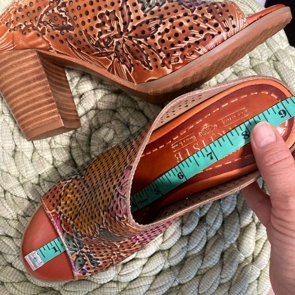 L’Artiste Spring Step Stylin Tan Floral Perforated Peep Toe Slip On Heel Mules - Picture 8 of 8